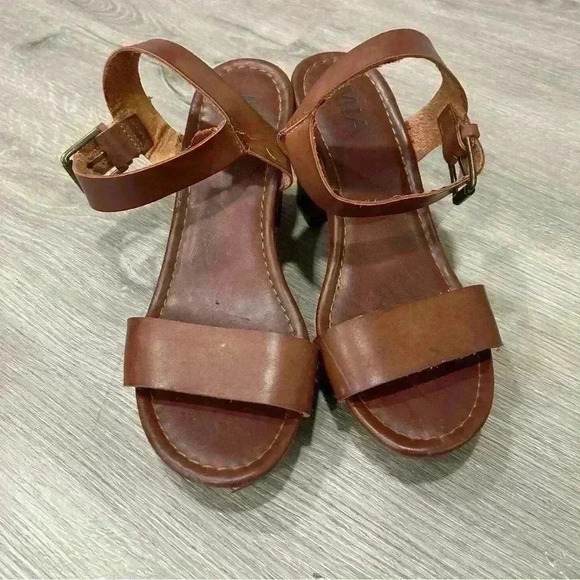 Mia Women’s Manuela Brown Block Chunky Heels - Picture 4 of 10